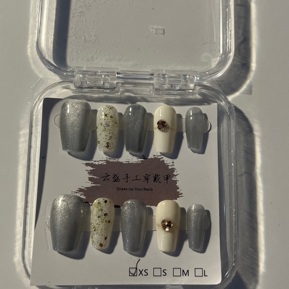 Gray and White Nail Set